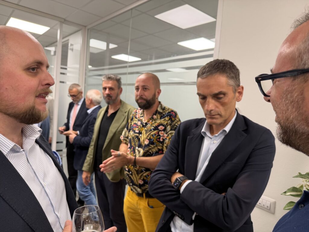 Imprenditori del territorio a confronto durante l'aperitivo a Hub Cesena