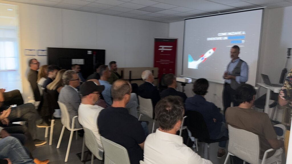 Un relatore presenta il Business Angel Club Network al pubblico di Hub Cesena